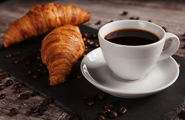 포토 JPG 해외이미지 커피 도마 따뜻함 사람없음 원두 커피잔 크루아상 컵받침 나무배경 해외포토 음료 빵 백그라운드 주방용품 잔 받침대 파일형식 이미지허브