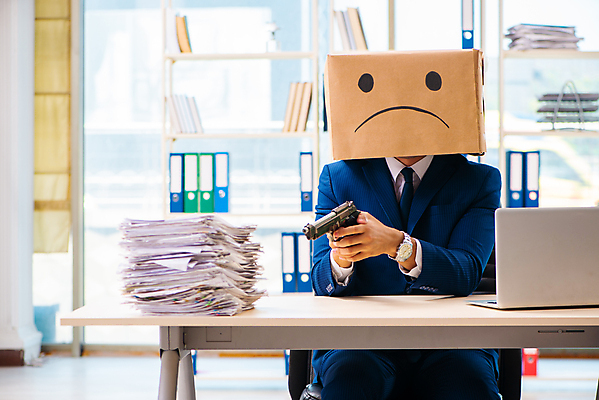 포토 JPG 해외이미지 남자 실내 한명 들기 정장 상반신 성인 앞모습 사무실 권총 비즈니스맨 찡그림 종이상자 업무과다 서류더미 성인남자한명만 해외포토 1 옷 뷰포인트 비즈니스 모션 표정 사람 내부 상자 총 업무 직장인 문서 남자한명만 성인남자만 파일형식 더미 이미지허브