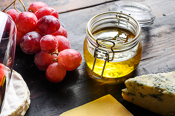 포토 JPG 해외이미지 와인잔 포도 유리병 사람없음 레드와인 안주 꿀 조각치즈 까망베르치즈 나무배경 해외포토 조각 백그라운드 술잔 과일 병_용기 치즈 와인 파일형식 이미지허브