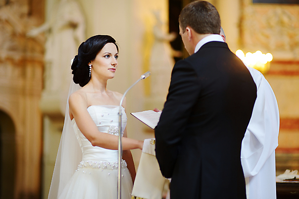 포토 JPG 해외이미지 백인 드레스 여자 꽃 얼굴 꽃다발 결혼 2 함께함 사랑 성인 야외 두명 금발 유행 교회 축하 잡기 가운 기다림 순수 준비 통로 결백 해외포토 서양인 식물 헤어스타일 옷 감정 컨셉 종교건축 모션 사람 이벤트 건물 신체부위 파일형식 이미지허브