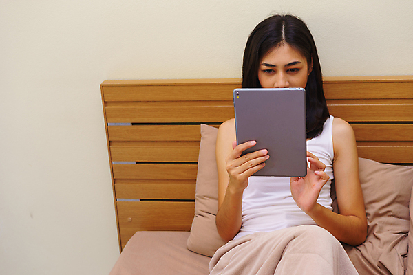 포토 JPG 해외이미지 학생 라이프스타일 여자 인터넷 비즈니스 휴식 주택 한명 사람 동양인 성인 스터디 컴퓨터 독서 알약 침실 해외포토 1 컨셉 인종 건물 생활 전자제품 학습 약 파일형식 이미지허브