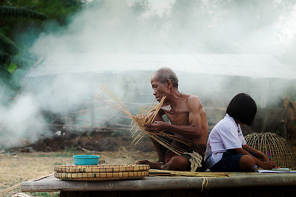 포토 JPG 해외이미지 학생 전통 손 여학생 아시아 어린이 학교 가족 태국 노동자 기술 미술 사람 동양인 두명 목재 책 스터디 바구니 시골 작업 아빠 상품 대나무 만들기 짜임 수공예 내추럴 옛날 짜기 핸드메이드 해외포토 나무 직업 여자 교육 나라 재료 관계 모션 문화예술 인종 신체부위 학습 공예 파일형식 이미지허브