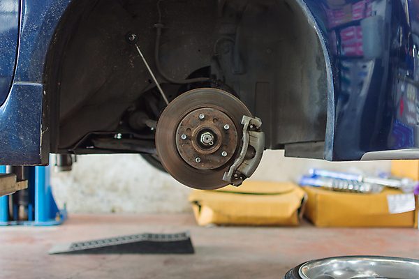 포토 JPG 해외이미지 산업 부분 교통시설 자동차 노동자 새로움 사람없음 빛 금속 스패너 업무 바퀴 변화 수리 역 브레이크 확인 서비스 타이어 볼트 시스템 문제 엔진 정비공 유지 패드 교체 단절 자동 제어 차고 캘리퍼스 해외포토 직업 육상교통 교통 컨셉 재질 공구 작업 기술자 시설 파일형식 이미지허브