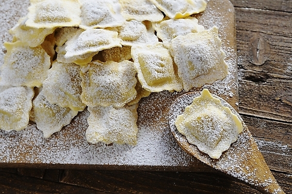 포토 JPG 해외이미지 실내 사람없음 이탈리아음식 나무바닥 라비올리 해외포토 바닥 서양음식 내부 파일형식 이미지허브