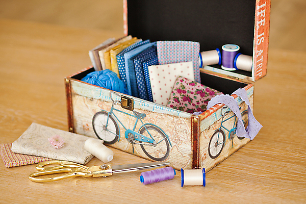 포토 JPG 해외이미지 디자인 옷 꽃 산업 줄 백그라운드 장신구 탁자 미술 취미 사람없음 목재 세트 상자 컬러풀 유행 수확 공구 직물 면 그룹 실 바느질 오브젝트 땀 롤 실타래 자수 수공예 재단 재단사 골무 옛날 장식함 해외포토 나무 식물 직업 컬러 가구 농업 재료 문화예술 도구 공예 파일형식 이미지허브