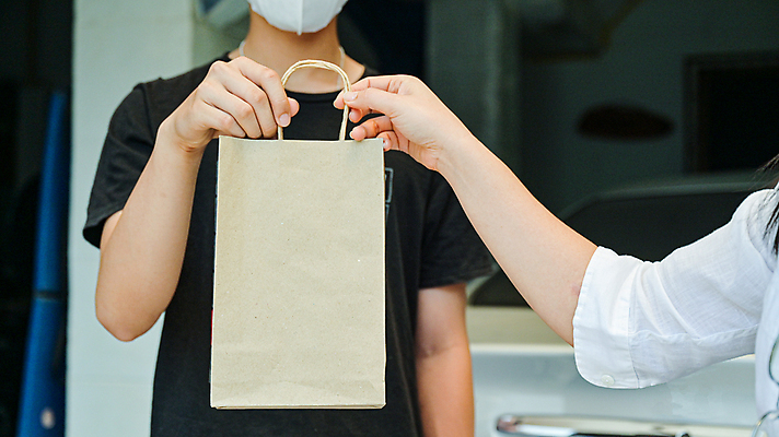 포토 JPG 해외이미지 포장 교통시설 주택 건강 가면 사람 사람없음 상자 약 고통 화물 잡기 바이러스 배달원 보호 질병 우체부 고객 서비스 예방 감염 판지 전염병 공급 해외포토 직업 감정 교통 컨셉 의학 모션 건물 운송업 시설 파일형식 이미지허브