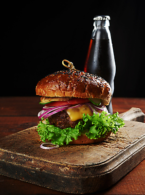 포토 JPG 해외이미지 탁자 검은배경 패스트푸드 사람없음 햄버거 콜라 나무도마 콜라병 해외포토 가구 백그라운드 도마 목재 검은색 인스턴트 탄산음료 음료수병 파일형식 이미지허브