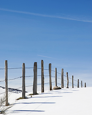 포토 JPG 해외이미지 계절 공원 선 여행 겨울 자연 하늘 날씨 산 풍경 사람없음 야외 목재 세로 울타리 햇빛 농장 평화 환경 맑음 추위 흰색 시골 언덕 장면 철사 줄서기 눈내림 수평선 카피스페이스 해외포토 나무 공공시설 컬러 컨셉 농업 재료 모션 눈_날씨 담장 태양 공백 생태계 파일형식 이미지허브