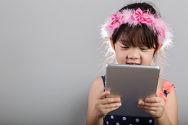 포토 JPG 해외이미지 여자 행복 어린이 백그라운드 놀이 모바일 한명 동양인 알약 기쁨 흰색 잡기 고립 해외포토 1 감정 컬러 모션 사람 인종 약 파일형식 이미지허브