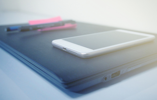 포토 JPG 해외이미지 직업 손 여자 남자 인터넷 비즈니스 통신 손가락 탁자 모바일 직장 실내 사람 사람없음 가로 노트북 컴퓨터 사무실 디지털 공책 정보 타이핑 키보드 업무 작업 비즈니스맨 비즈니스우먼 네트워크 연결 디자이너 사이버 무선전화기 책상 오브젝트 전자 소셜 프로그래머 프리랜서 카피스페이스 중소기업 해외포토 가구 회사 문구용품 내부 신체부위 전자제품 공백 직장인 전화기 파일형식 이미지허브