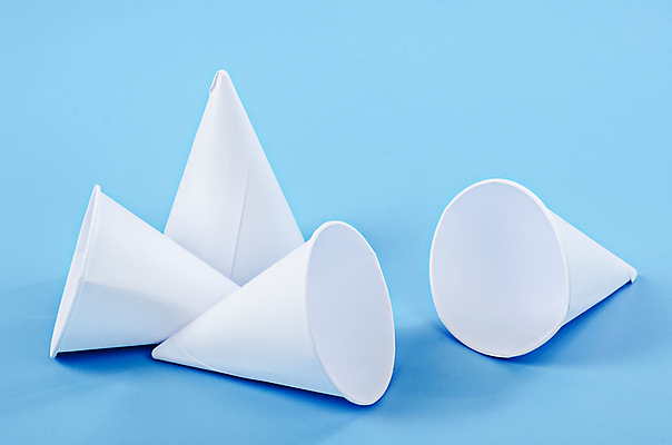 포토 JPG 해외이미지 실내 사람없음 자연보호 여러개 종이컵 에코 친환경 파란배경 에코라이프 원뿔 제로웨이스트 해외포토 도형 라이프스타일 다수 백그라운드 자연 내부 컵 파란색 환경 그린캠페인 보호 일회용 사회이슈 파일형식 이미지허브