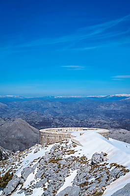 포토 JPG 해외이미지 외관 공원 겨울 건축양식 산 안테나 파노라마 풍경 사람없음 건물 파란색 계곡 추위 무덤 만 원형 역사 정상 왕 아래 언덕 오르기 격려 몬테네그로 발칸반도 전국 수평선 해외포토 도형 건축물 계절 공공시설 건축 감정 컬러 통신 모션 촬영기법 방향 위치 파일형식 이미지허브