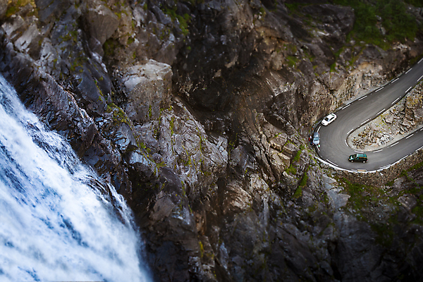 포토 JPG 해외이미지 유럽 도로 길 여행 곡선 교통시설 자국 자동차 자연 산 노르웨이 풍경 사람없음 야외 물 여름 강 골짜기 계곡 폭포 운전 위험 굴곡 스칸디나비아 해외포토 자연요소 계절 나라 선 육상교통 교통 컨셉 모션 시설 생태계 파일형식 이미지허브