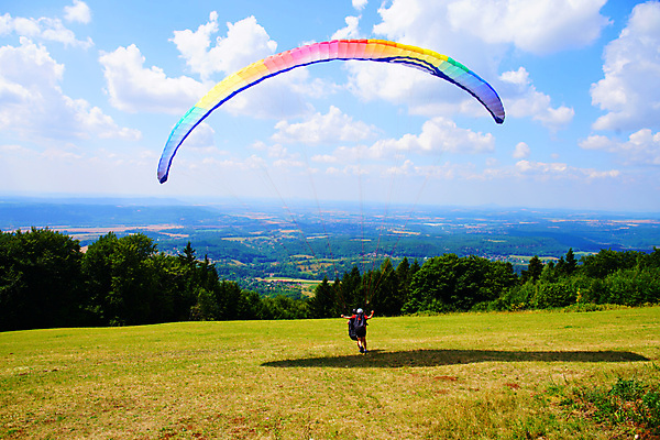 포토 JPG 해외이미지 라이프스타일 실루엣 스포츠 여행 포즈 백그라운드 날개 자연 하늘 산 사람 풍경 취미 사람없음 야외 여름 파란색 계곡 맑음 자유 비행 자신감 파일럿 스웨터 스카이다이빙 연 낙하산 체코 글라이더 무료 해외포토 직업 계절 감정 유럽 컬러 컨셉 상의 날씨 촬영기법 생활 놀이용품 익스트림스포츠 생태계 파일형식 이미지허브