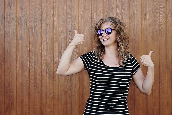 포토 JPG 해외이미지 백인 모델 배너 여자 행복 안경 얼굴 포즈 백그라운드 컨셉 텍스트 갈색머리 한명 사람 성인 선글라스 유행 세일 우주 공백 우아함 성인여자만 카피스페이스 해외포토 서양인 1 헤어스타일 잡화 감정 신체부위 여자만 성인만 파일형식 이미지허브