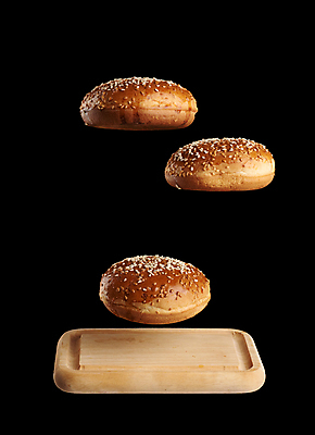 포토 JPG 해외이미지 재료 검은배경 실내 사람없음 햄버거 나무쟁반 햄버거빵 흩어짐 해외포토 빵 백그라운드 컨셉 패스트푸드 쟁반 내부 목재 검은색 파일형식 이미지허브