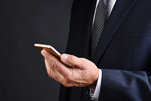 포토 JPG 해외이미지 백인 손 비즈니스 통신 넥타이 모바일 세포 사람 정장 사람없음 스마트폰 회색 잡기 비즈니스맨 몸통 해외포토 서양인 잡화 옷 남자 컬러 모션 신체부위 핸드폰 스마트기기 직장인 파일형식 이미지허브