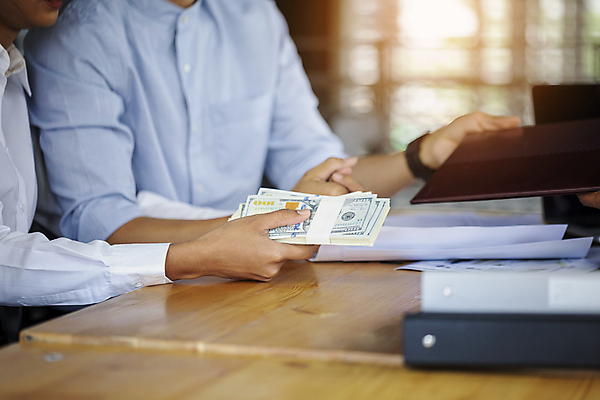 포토 JPG 해외이미지 백인 직업 커플 남자 행복 결혼 백그라운드 비즈니스 열쇠 부동산 미래 아파트 주택 성인 사람없음 야외 건물 금융 세일 믿음 미니어처 비즈니스맨 재산 구매 계획 상담원 중개인 고객 심볼 계약 투자 대출 동의 옛날 진짜 프로젝트 해외포토 서양인 건축물 감정 컨셉 관계 사람 이벤트 경제 쇼핑 모형 직장인 사무원 파일형식 이미지허브