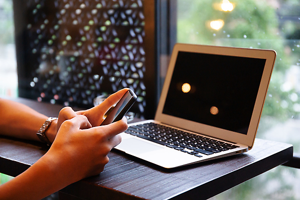 포토 JPG 해외이미지 손 여자 남자 클리핑패스 백그라운드 컨셉 인터넷 비즈니스 사업가 통신 세포 사람 사람없음 스마트폰 핸드폰 글로벌 디지털 스크린 검은색 공책 공백 흰색 잡기 마사지 업무 비즈니스맨 메시지 전화기 전자 보여주기 공유 문자메시지 인터페이스 목업 셀룰러 해외포토 직업 컬러 모션 문구용품 신체부위 전자제품 스마트기기 작업 직장인 파일형식 이미지허브