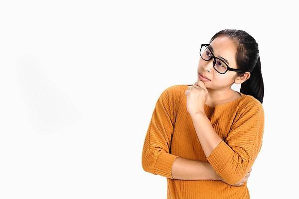 포토 JPG 해외이미지 백인 모델 1 손 응시 여자 안경 얼굴 백그라운드 생각 비즈니스 한명 서기 사람 동양인 성인 흰색 표현 고립 배려 심각 해외포토 서양인 시선 잡화 컬러 컨셉 모션 인종 신체부위 파일형식 이미지허브