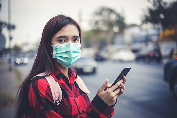 포토 JPG 해외이미지 모델 여자 얼굴 모바일 거리 실내 건강 가면 한명 안전 사람 동양인 스마트폰 핸드폰 환경 고통 도시 수술 호흡기관 바이러스 호흡 보호 질병 위험 스마트 예방 전염 경보 돌봄 배기가스 스모그 위생관리 인플루엔자 해로움 해외포토 1 감정 컨셉 의학 모션 관리 인종 내부 신체부위 치료 전자제품 스마트기기 장기_의학 감염 파일형식 이미지허브