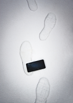 포토 JPG 해외이미지 신발 겨울 유리 모바일 세포 사람없음 스마트폰 핸드폰 디지털 스크린 검은색 손상 장비 흰색 균열 수리 떨어짐 인쇄 사건 전화기 오브젝트 전자 단계 깨짐 양발 각인 셀룰러 해외포토 계절 컬러 컨셉 모션 재질 전자제품 스마트기기 파일형식 이미지허브