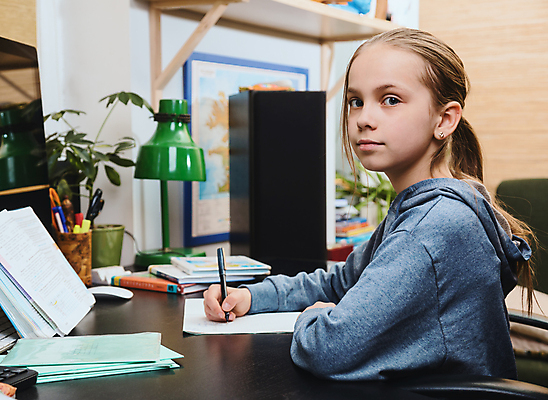 포토 JPG 해외이미지 1 학생 라이프스타일 응시 여학생 교육 종이 어린이 탁자 수업 주택 자물쇠 실내 한명 사람 앉기 소녀 10대 스터디 펜 공책 방 기록 수학 책상 과제 해외포토 시선 여자 가구 교과목 모션 청소년 문구용품 내부 건물 생활 학습 필기구 파일형식 이미지허브