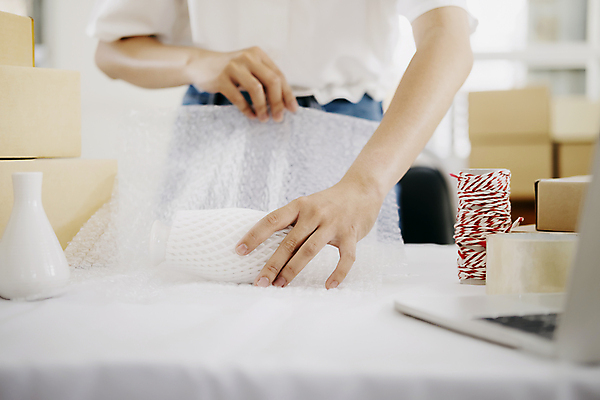 포토 JPG 해외이미지 여자 한명 상반신 성인 노트북 쌓기 잡기 도자기 실 택배 테이프 온라인쇼핑 택배상자 박스포장 에어캡 온라인쇼핑몰 성인여자한명만 해외포토 1 포장 모션 문구용품 사람 전자제품 쇼핑 상자 운송업 쇼핑몰 온라인 여자한명만 성인여자만 파일형식 이미지허브