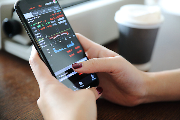 포토 JPG 해외이미지 손 그래프 들기 아웃포커스 신체부위 스마트폰 주식 분석 투자 해외포토 컨셉 비즈니스 모션 촬영기법 사람 금융 핸드폰 스마트기기 파일형식 이미지허브