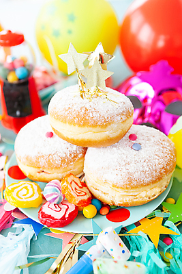 포토 JPG 해외이미지 새해 기념 사탕 가면 사람없음 장식 세로 컬러풀 파티 축제 축하 생일 도넛 달콤 맛 설탕 굽기 초대 꽃가루 풍선 해외포토 기념일 컬러 컨셉 디저트 이벤트 가루 구이 파일형식 이미지허브