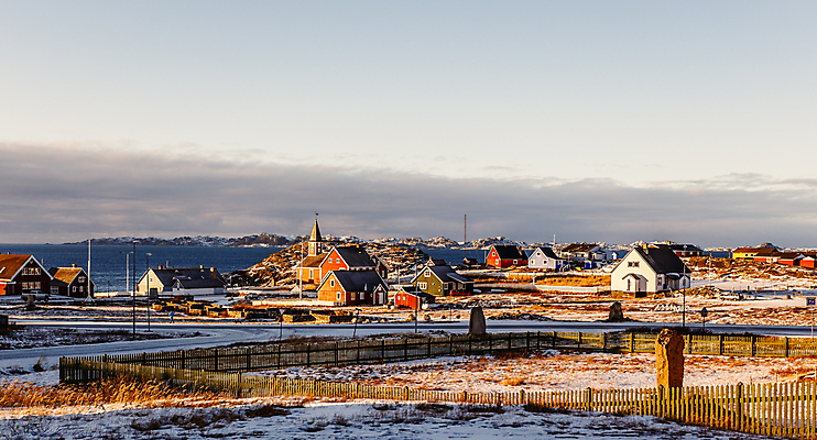포토 JPG 해외이미지 문화 바다 여행 겨울 자연 주택 파노라마 협상 풍경 사람없음 야외 건물 물 빛 교회 마을 추위 흰색 도시 북극 언덕 장면 지역 북쪽 타운 내추럴 그린란드 교외 해외포토 자연요소 건축물 계절 컬러 섬 비즈니스 종교건축 촬영기법 덴마크 극지방 방향 생태계 파일형식 이미지허브