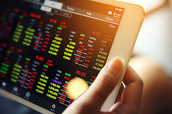 포토 JPG 해외이미지 손 그래프 들기 아웃포커스 신체부위 태블릿 주식 분석 투자 해외포토 컨셉 비즈니스 모션 촬영기법 사람 금융 전자제품 스마트기기 파일형식 이미지허브