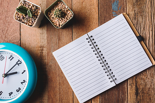 포토 JPG 해외이미지 종이 시계 백그라운드 컨셉 탁자 선인장 아이디어 사람없음 목재 장식 우주 공책 공백 시간 읽기 책상 오브젝트 질감 해외포토 나무 식물 가구 재료 모션 문구용품 파일형식 이미지허브