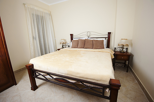 포토 JPG 해외이미지 가구 쿠션 베개 탁자 주택 사람없음 내부 장식 인테리어 침실 덮개 침대 램프 화려 큼 담요 해외포토 디자인 생활용품 컨셉 침구 조명 건물 뚜껑 크기 파일형식 이미지허브