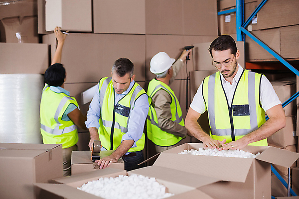 포토 JPG 해외이미지 백인 여자 남자 40대 중년 50대 포장 노동자 실내 여러명 상반신 20대 성인 앞모습 옆모습 30대 상자 손들기 잡기 작업 안전모 집중 물류창고 해외포토 서양인 직업 뷰포인트 다수 컨셉 모션 사람 청년 내부 장년 헬멧 안전장비 창고 파일형식 이미지허브