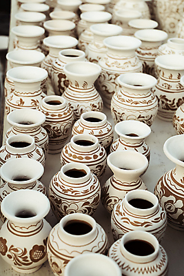 포토 JPG 해외이미지 모양 전통 식기 접시 디자인 문화 조각 패턴 기술 미술 사람없음 장식 컵 컬러풀 갈색 페인트 수확 시골 조끼 업무 항아리 도자기 사발 냄비 공예 오브젝트 기념품 점토 토기 루마니아 수공예 옛날 트란실바니아 핸드메이드 해외포토 유럽 컬러 무늬 농업 문화예술 취미 외투 작업 용기_그릇 사기그릇 솥 파일형식 이미지허브