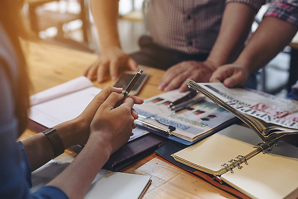 포토 JPG 해외이미지 직업 손 디자인 컨셉 인터넷 비즈니스 통신 성공 회의 모바일 그래프 협력 아이디어 직장 사람없음 금융 노트북 컴퓨터 사무실 디지털 자료 정보 성장 업무 비즈니스맨 네트워크 계획 주식 연결 분석 온라인 경영 계좌 마케팅 프로젝트 인터랙티브 해외포토 남자 회사 신체부위 경제 전자제품 작업 직장인 파일형식 이미지허브