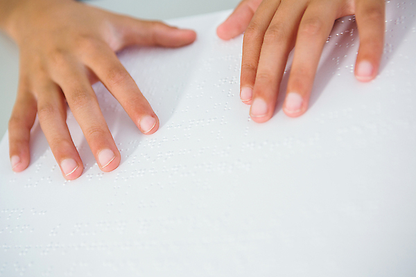 포토 JPG 해외이미지 라이프스타일 손 실내 신체부위 독서 책상 시각장애인 점자 손짚기 점자책 해외포토 가구 사람 손짓 내부 생활 책 장애인 파일형식 이미지허브