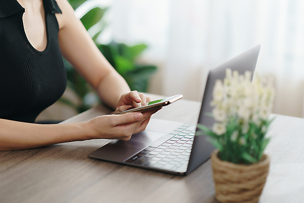 포토 JPG 해외이미지 직업 손 컨셉 인터넷 비즈니스 통신 모바일 주택 사람 사람없음 노트북 스마트폰 핸드폰 컴퓨터 꼬리표 공책 웹 정보 공구 업무 네트워크 결과 연결 스마트 심볼 검색 창업 시스템 엔진 온라인 발견 인터넷주소 경영 마케팅 소셜 인기 해외포토 문구용품 건물 신체부위 전자제품 스마트기기 라벨 도구 작업 자영업 파일형식 이미지허브