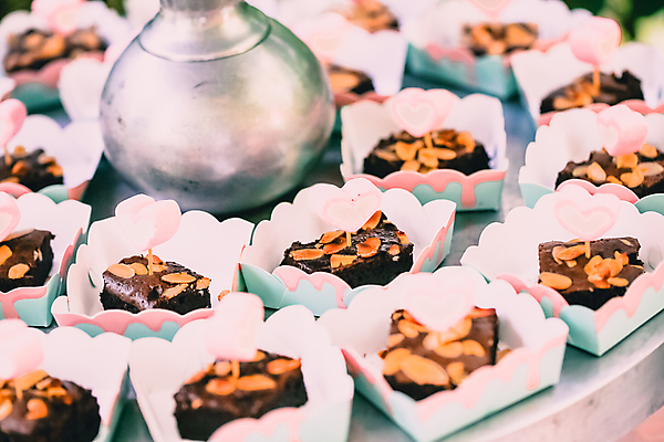 포토 JPG 해외이미지 전통 접시 종이 음식 조각 결혼 백그라운드 과일 디저트 사탕 요리 사람없음 컬러풀 갈색 파티 쿠키 케이크 초콜릿 어둠 빵집 흰색 축하 대접 신선 우아함 달콤 맛 설탕 굽기 크림 호두 아몬드 코코아 브라우니 핸드메이드 해외포토 식기 음료 컬러 컨셉 이벤트 상점 견과류 구이 파일형식 이미지허브