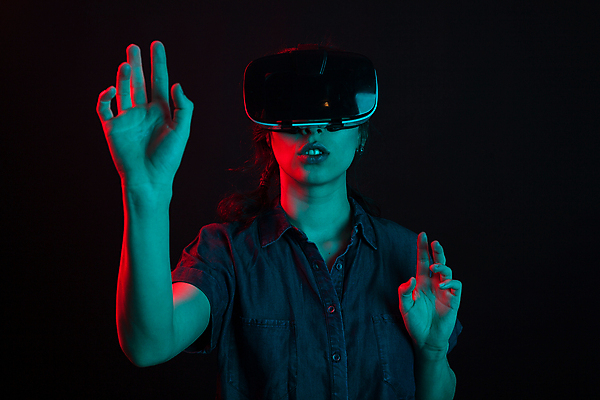 포토 JPG 해외이미지 여자 한명 손짓 상반신 성인 앞모습 손들기 스마트 하이테크 손뻗기 착용 웨어러블 가상현실 성인여자한명만 오큘러스 VR기기 해외포토 1 뷰포인트 컨셉 모션 기술 사람 기계 여자한명만 성인여자만 파일형식 이미지허브