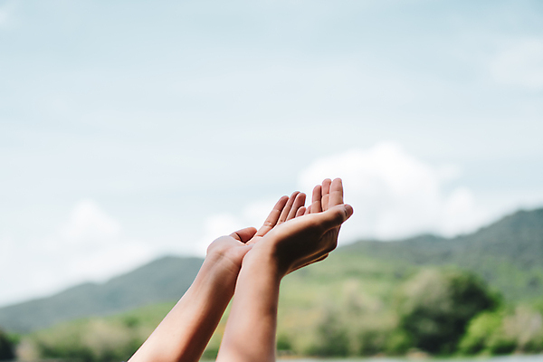 포토 JPG 해외이미지 주간 손 하늘 산 야외 아웃포커스 신체부위 손모으기 해외포토 자연요소 촬영기법 사람 손짓 파일형식 이미지허브