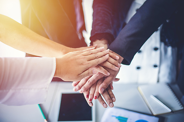 포토 JPG 해외이미지 직업 손 여자 남자 행복 컨셉 회사 비즈니스 성공 협력 함께함 미소 사람 사람없음 사무실 파티 우정 축하 우승 업무 비즈니스맨 비즈니스우먼 그룹 동료 주기 5 통일 해외포토 감정 관계 모션 표정 이벤트 신체부위 친구 숫자 최고 작업 직장인 파일형식 이미지허브