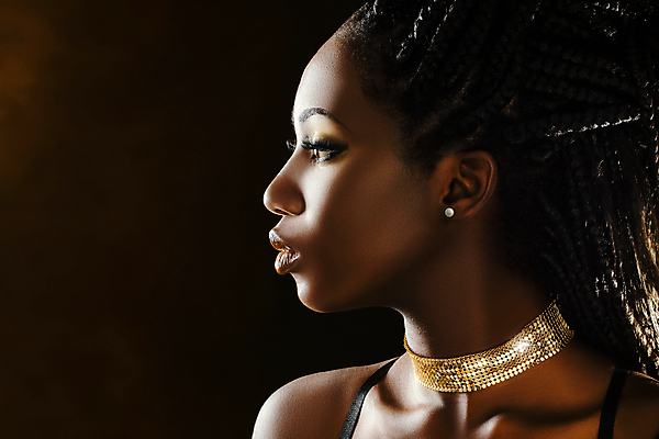 포토 JPG 해외이미지 헤어스타일 여자 얼굴 컨셉 목걸이 아프리카 한명 인종 성인 옆모습 유행 검은색 어둠 희망 화장품 표현 화려 황금 고급 우아함 피부 공상 스킨케어 몽환 스타일 힙스터 해외포토 1 패션 감정 나라 뷰포인트 컬러 장신구 사람 신체부위 뷰티 파일형식 이미지허브