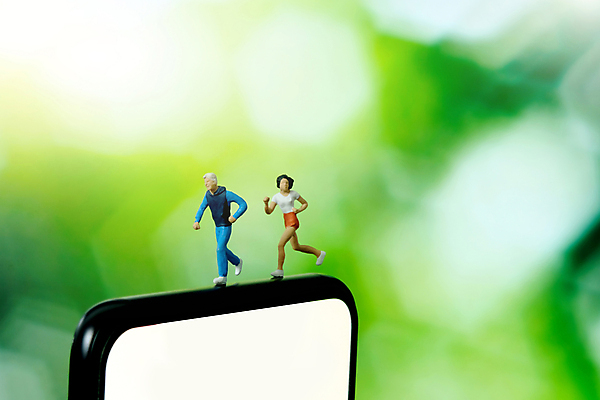 포토 JPG 해외이미지 템플릿 라이프스타일 스포츠 백그라운드 컨셉 다이어트 모바일 건강 사람 사람없음 야외 스마트폰 핸드폰 달리기 조깅 운동 숫자 디지털 스크린 모니터 미니어처 하트 어플리케이션 스마트 손목시계 연습 속도 체육관 칼로리 추적 UI 달리기선수 해외포토 모양 문자 시계 장신구 모션 생활 전자제품 스마트기기 컴퓨터 모형 육상선수 파일형식 이미지허브