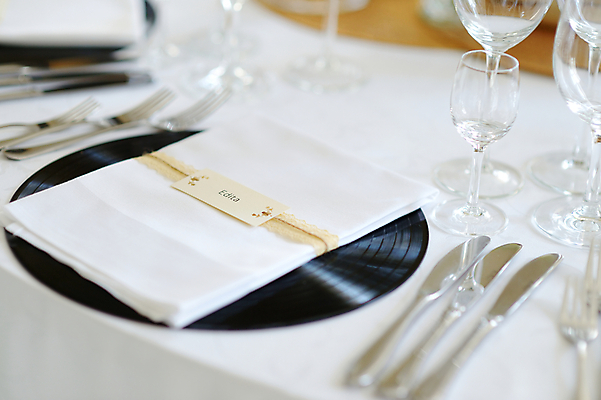 포토 JPG 해외이미지 그릇 식기 접시 디자인 꽃 결혼 포크 유리 탁자 결혼식 기념 이벤트 사람없음 내부 장식 빛 파티 요식업 식당 와인 식사 저녁식사 희망 식탁보 흰색 신용카드 칼 고급 우아함 은색 배열 서비스 메뉴 냅킨 기회 설정 점심식사 완벽 접수 정중 해외포토 식물 감정 산업 컬러 가구 컨셉 재질 주류 금융 상점 파일형식 이미지허브