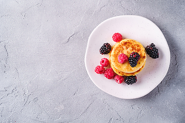 포토 JPG 해외이미지 접시 회색배경 사람없음 달콤 산딸기 블랙베리 팬케이크 콘크리트 카피스페이스 해외포토 식기 백그라운드 과일 케이크 공백 회색 맛 파일형식 이미지허브