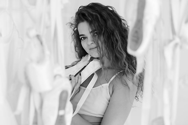 포토 JPG 해외이미지 백인 여자 흑백 실내 한명 들기 사람 상반신 성인 옆모습 우아함 발레 발레리나 발레복 토슈즈 성인여자한명만 해외포토 서양인 1 옷 뷰포인트 신발 컨셉 모션 촬영기법 내부 춤 여자한명만 성인여자만 파일형식 이미지허브