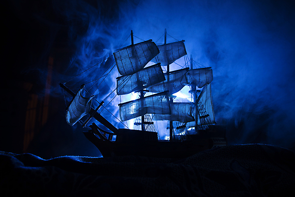 포토 JPG 해외이미지 실루엣 백그라운드 사람없음 파란색 빛 연기 신비 해적선 돛대 해외포토 컬러 컨셉 배_교통 촬영기법 파일형식 이미지허브