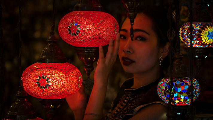 포토 JPG 해외이미지 전통 응시 여자 아시아 종교 여행 중동 건축양식 이스탄불 실내 매달리기 한명 동양인 내부 장식 빨간색 빛 판매 세일 여행객 상점 중국 등불 램프 시장 선택 구매 상품 기념품 모자이크 칠면조 아랍어 스타일 해외포토 1 시선 건축 나라 컬러 컨셉 모션 조류 조명 사람 인종 쇼핑 오브젝트 파일형식 튀르키예 이미지허브